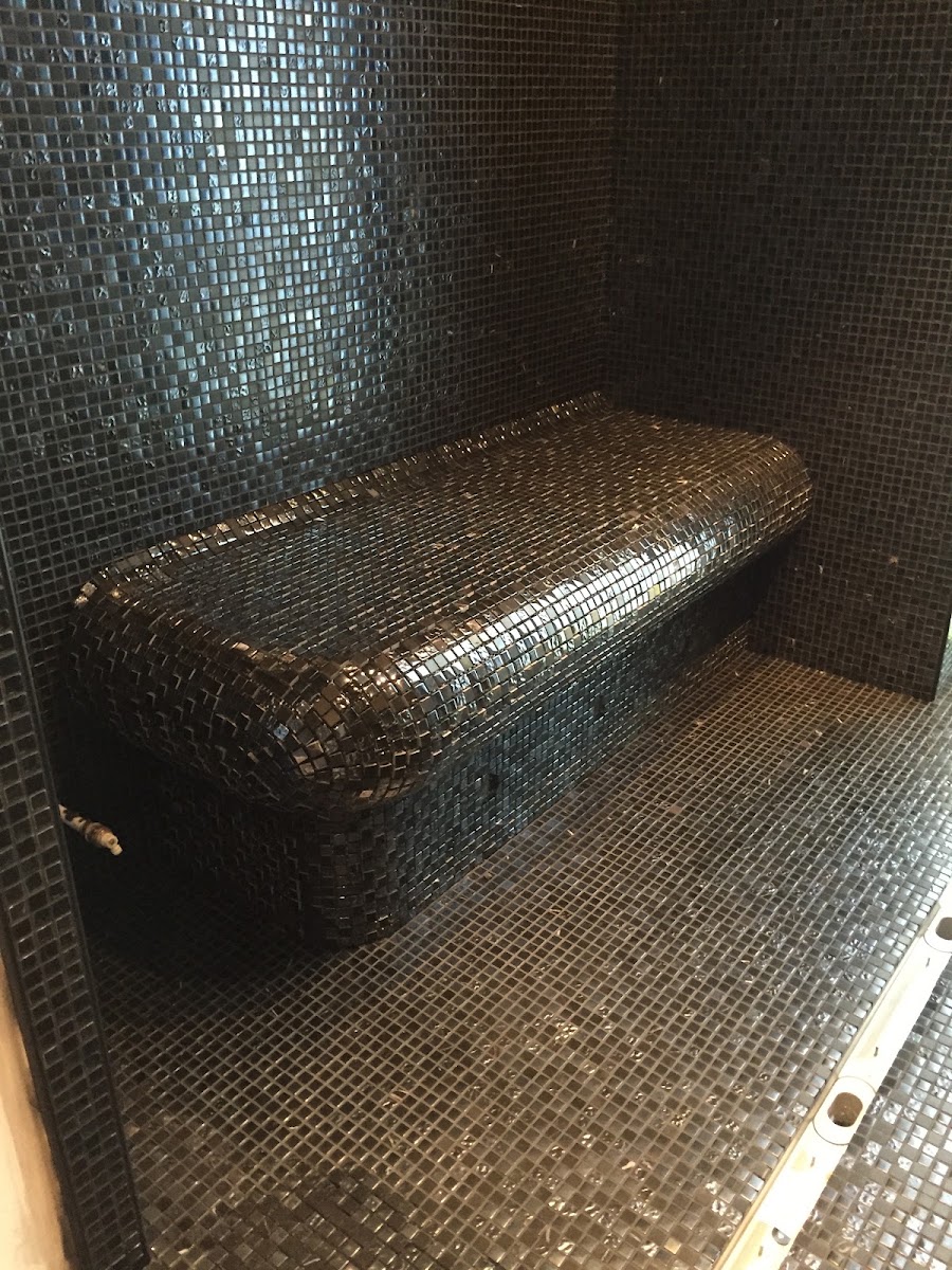 Dampfdusche mit schwarzer Mosaik-Sitzbank