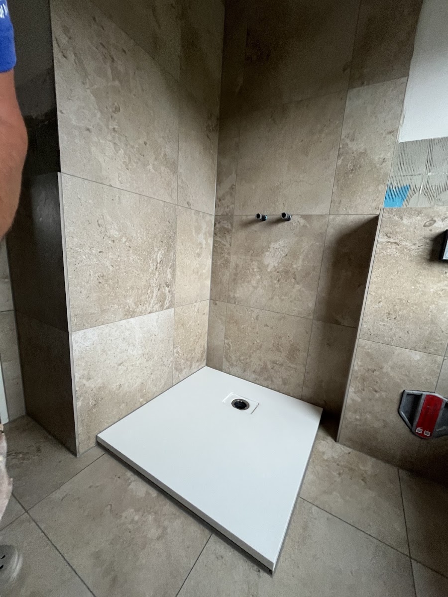 Bodengleiche Dusche in Travertin-Optik