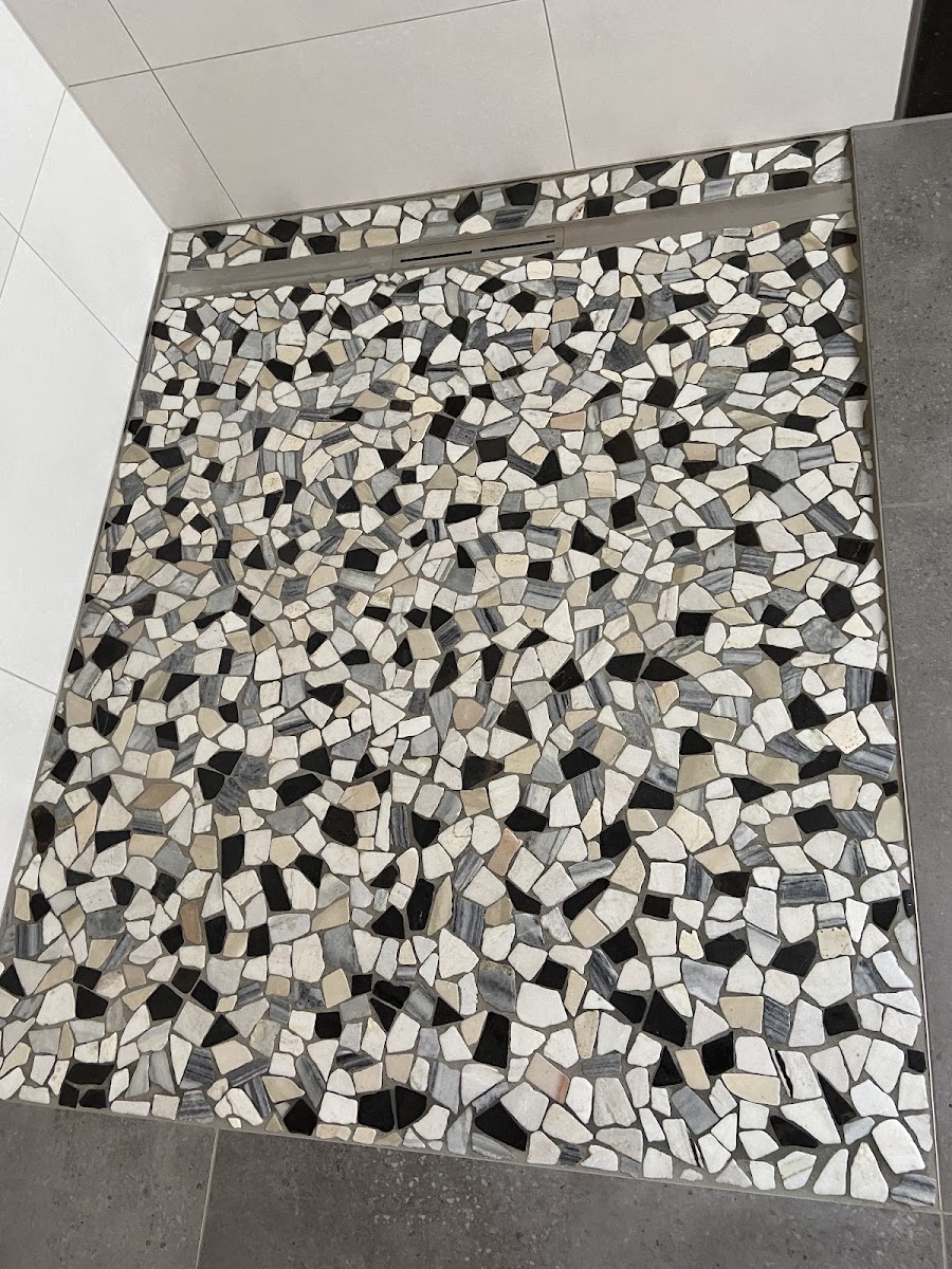Kleinmosaik-Duschboden in Flusskiesel-Optik